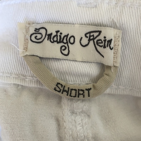 Women’s white denim shorts - Picture 3 of 3